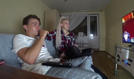 Вместо новостей по телевизору молодая московская пара учится анальному сексу