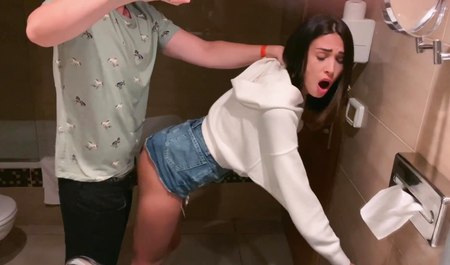 Молодые люди занимаются сексом в туалете и снимают любительское порно