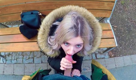 Девушка-блондинка отсосала пикаперу на скамейке в парке