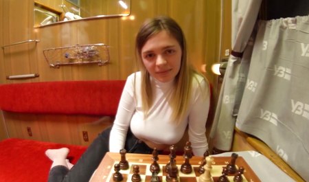 Девушка в поезде сыграла в шахматы и натянулась на член кэмээсника