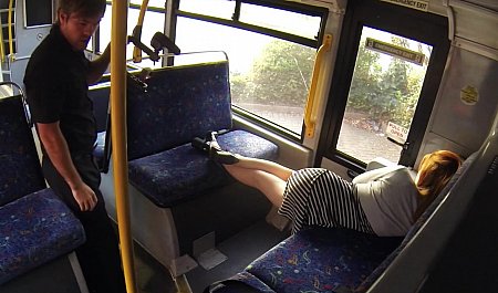 Водитель автобуса трахает уснувшую в салоне девушку
